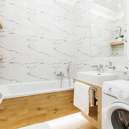 Rakowicka Modern With Bathtub By Renters Krakow